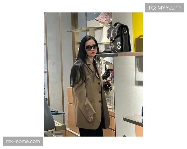 余依婷居然穿着运动服偷偷逛奢侈品店？这反差也太大了吧！